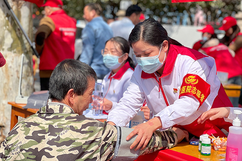 8.志愿服务中的她.jpg 8.志愿服务中的她.jpg